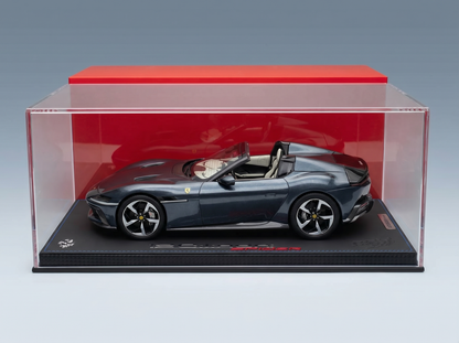 Nano_Banana_Pro_-_Hochwertiges_Studiofoto_eines_Modellautos_im_Maßstab_1:118_vom_Ferrari_Amalfi__im_Inneren_seines_14 - Vroomi
