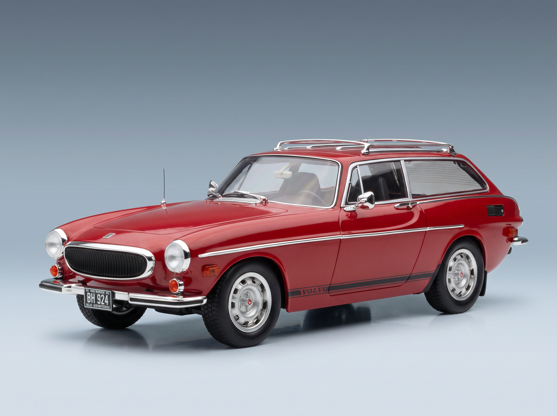 Maqueta a escala de un Volvo 1800 ES rojo con portaequipajes en el techo, presentada por Vroomi para coleccionistas.