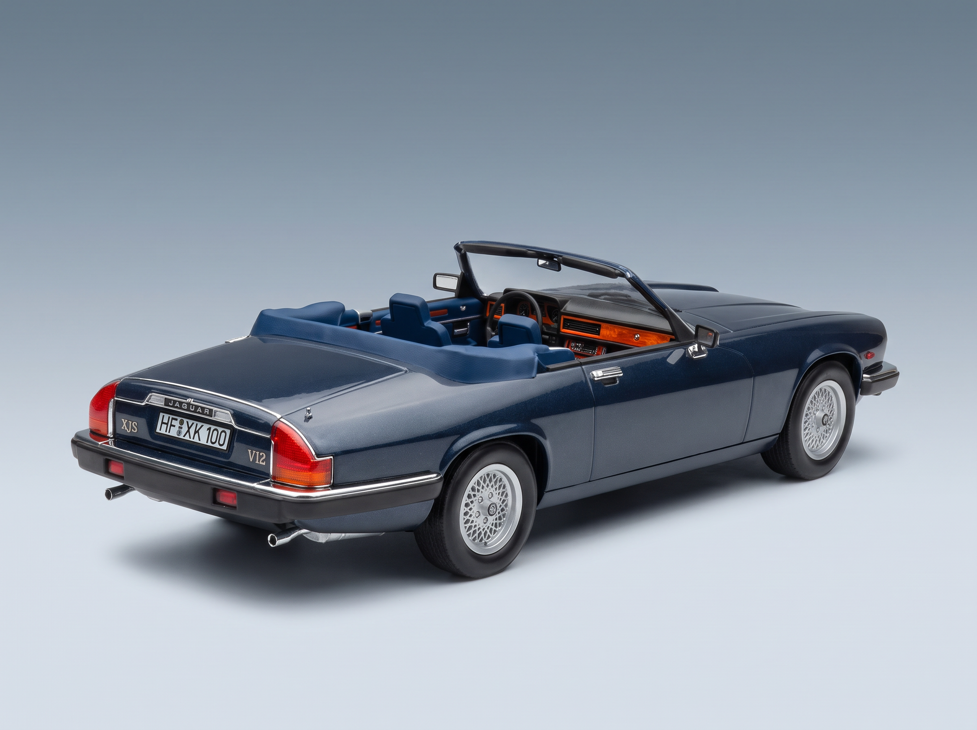 Maquette de la XJS V12 décapotable « Blue Jaguar » de Vroomi, mettant en valeur un intérieur détaillé et un design classique.