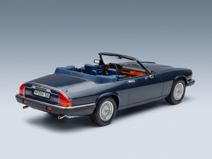 Maquette de la XJS V12 décapotable « Blue Jaguar » de Vroomi, mettant en valeur un intérieur détaillé et un design classique.
