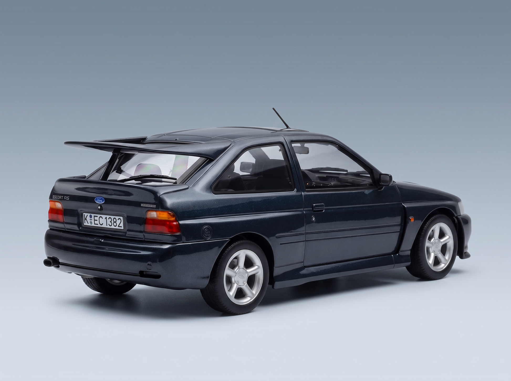 Ford Escort RS-schaalmodel in donkerblauw, met achterspoiler en gedetailleerde wielen, verkrijgbaar bij Vroomi