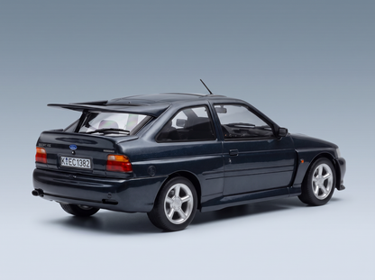 Ford Escort RS-schaalmodel in donkerblauw, met achterspoiler en gedetailleerde wielen, verkrijgbaar bij Vroomi