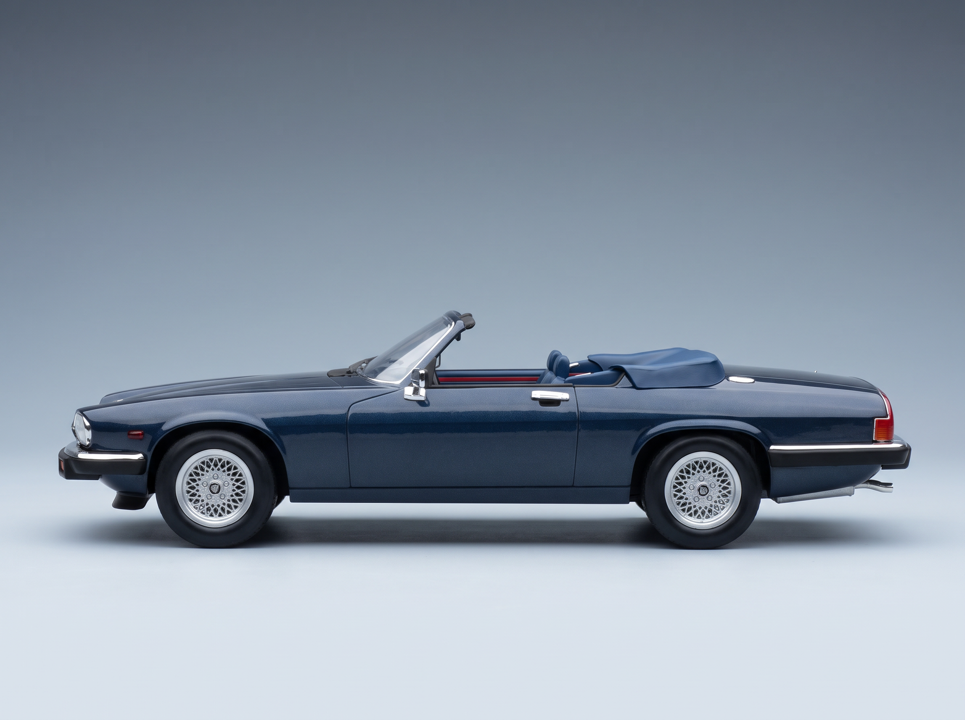 Maquette de la XJS décapotable « Blue Jaguar » de Vroomi, mettant en valeur les jantes et l'habitacle détaillés