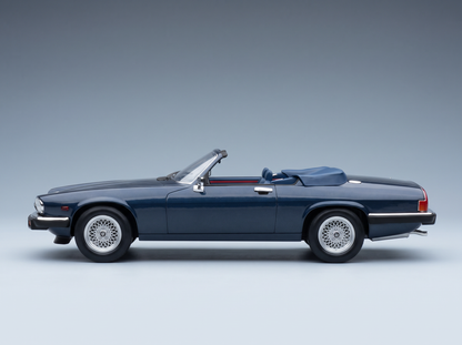 Maquette de la XJS décapotable « Blue Jaguar » de Vroomi, mettant en valeur les jantes et l'habitacle détaillés