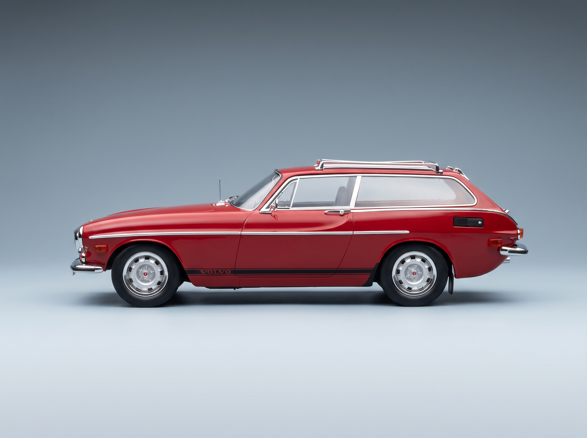 Maqueta a escala de un Volvo 1800 ES rojo con portaequipajes en el techo, presentada por Vroomi para coleccionistas