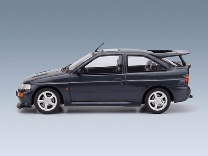 Donkerblauw schaalmodel van een Ford Escort RS Cosworth met achterspoiler, gepresenteerd door Vroomi voor verzamelaars.
