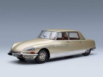 Goldfarbenes Citroën DS 21-Modellauto mit brauner Innenausstattung, präsentiert von Vroomi für Sammler.