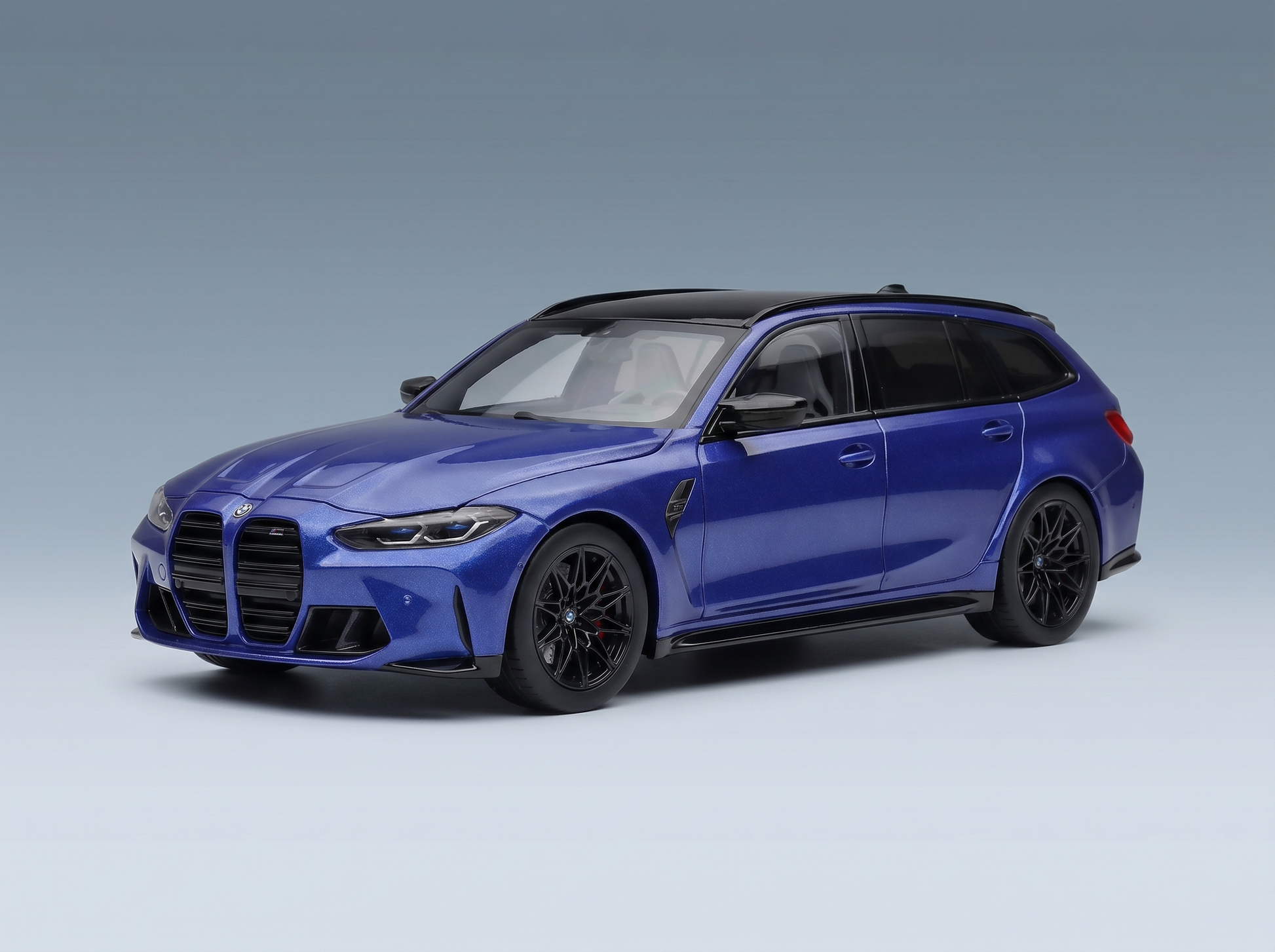 Blaues BMW M3 Touring Modellauto mit schwarzen Felgen, präsentiert von Vroomi für Sammler