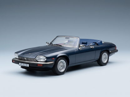 Modèle réduit à l'échelle de l'Jaguar e XK100 bleue par Vroomi, cabriolet classique avec calandre détaillée et jantes en alliage