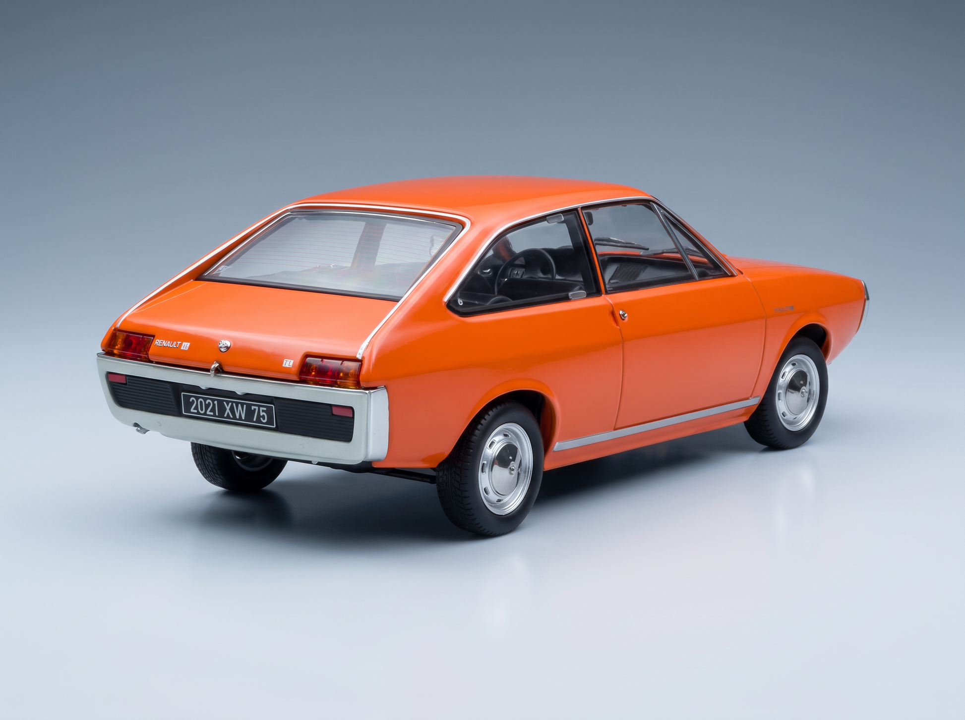 Vroomi-Modellauto: leuchtend orangefarbener Renault 16 TL mit detailgetreuem Innenraum und Chromakzenten – ideal für Sammler.