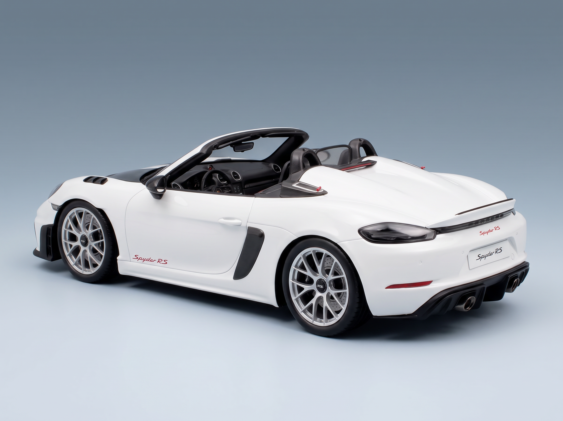 Maqueta a escala de un Porsche Spyder RS blanco de Vroomi, réplica detallada de fundición a presión con capota abierta y detalles en rojo