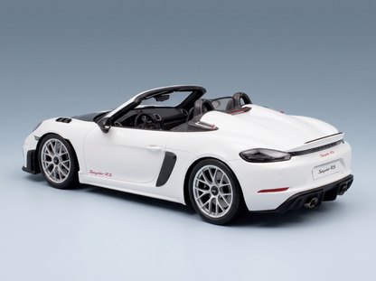 Maqueta a escala de un Porsche Spyder RS blanco de Vroomi, réplica detallada de fundición a presión con capota abierta y detalles en rojo