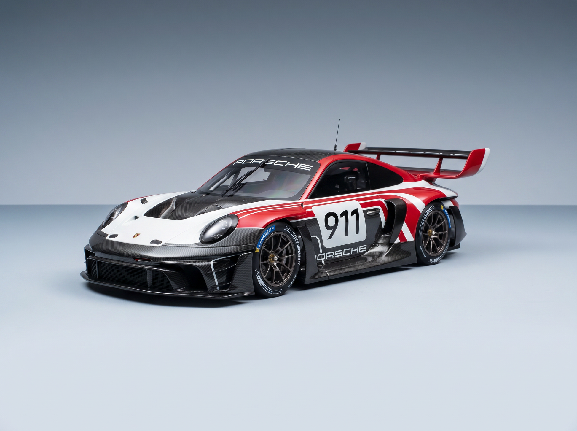 Maqueta a escala del Porsche 911 GT3 R de Vroomi, con detalles en rojo, blanco y fibra de carbono, y diseño de competición.