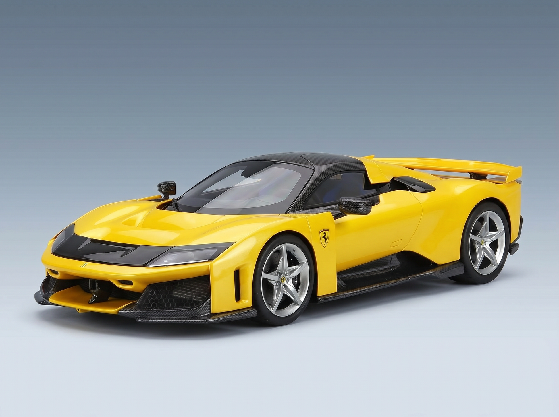 ferrari-f80-2024-silver-rims-con-vetrina-with-showcase-giallo-tristrato-yellow-met-black-road-cars-500 - Vroomi