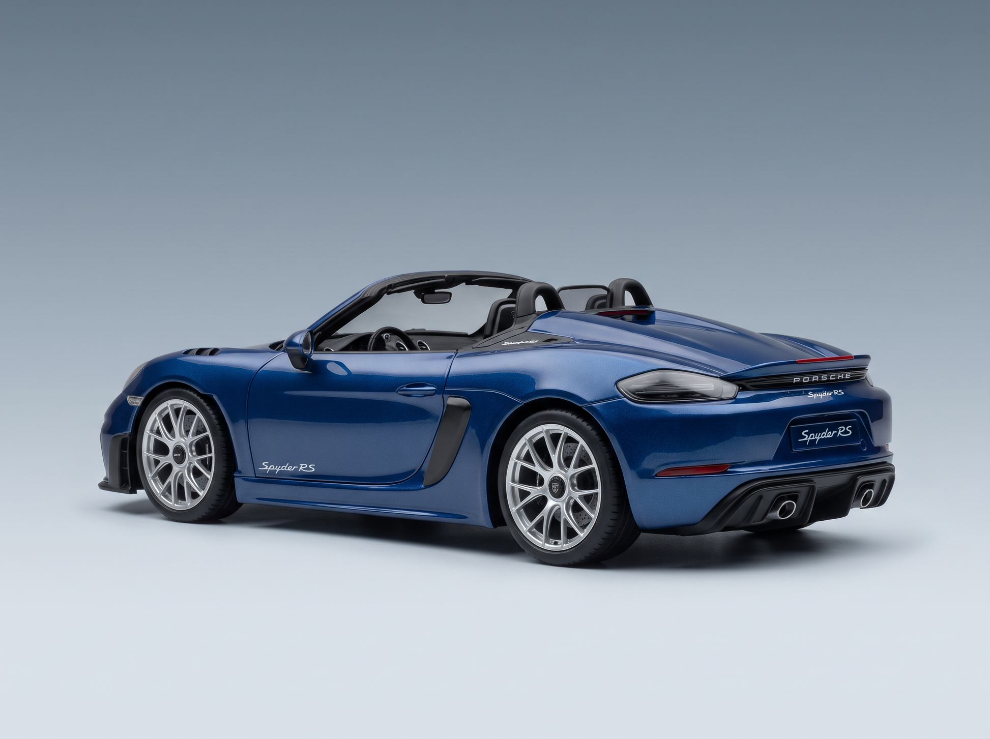 Maqueta a escala de un Porsche Spyder RS azul de Vroomi, que destaca por su diseño detallado y su elegante acabado.
