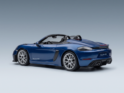 Maqueta a escala de un Porsche Spyder RS azul de Vroomi, que destaca por su diseño detallado y su elegante acabado.