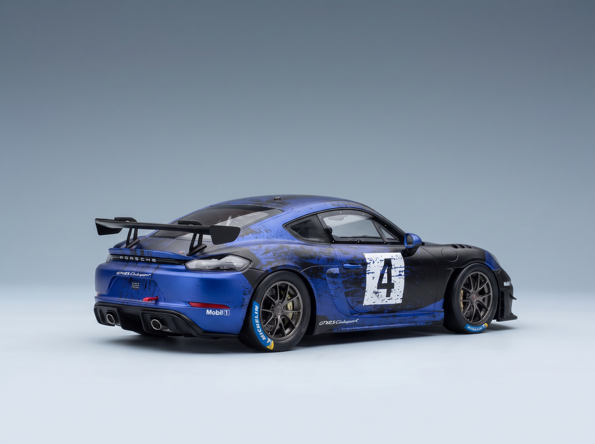 Maqueta de un Porsche GT4 RS Clubsport azul con el número de carrera 4, presentada en Vroomi