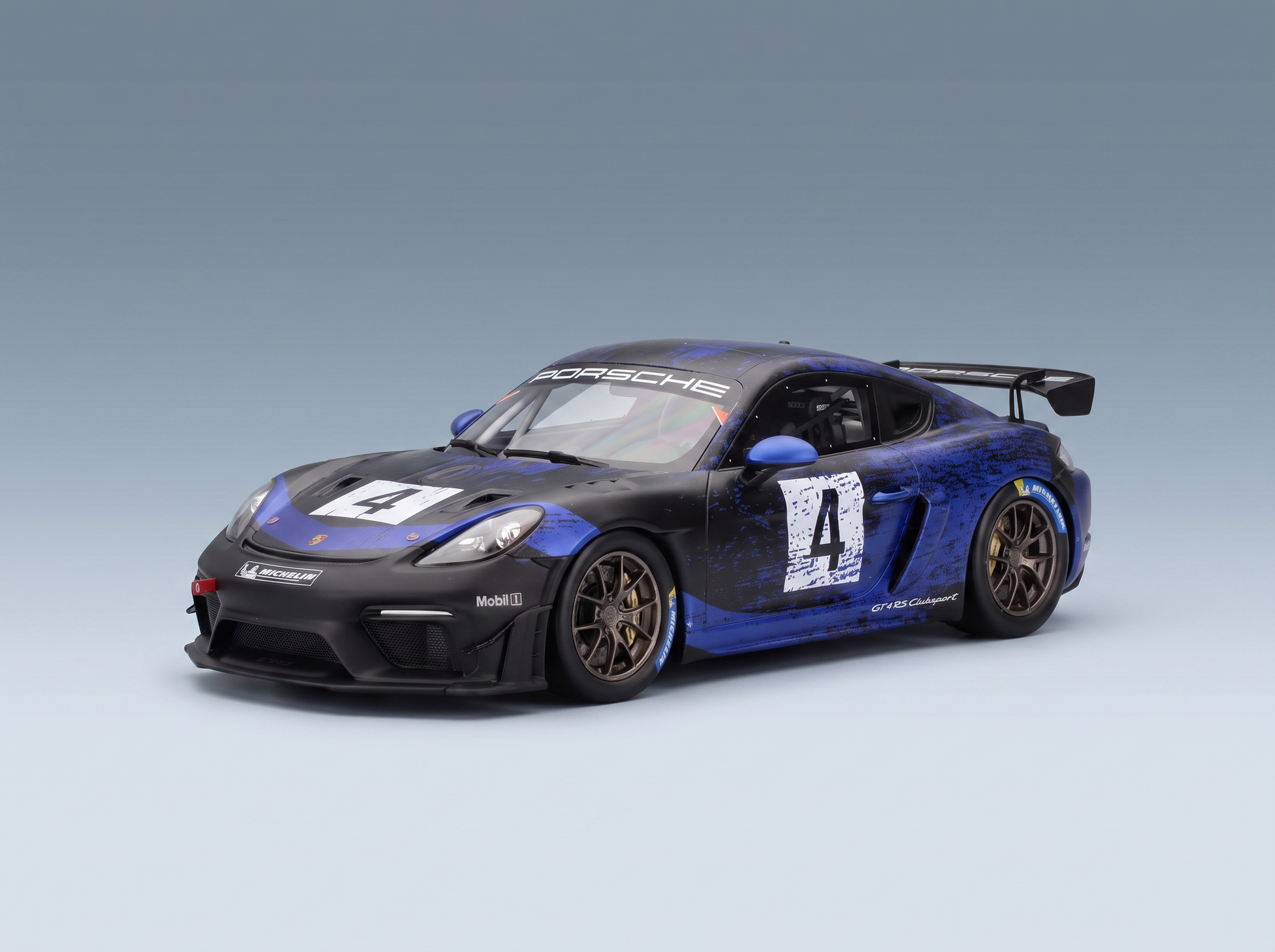 Maqueta del Porsche GT4 RS Clubsport con la decoración del n.º 4, disponible en Vroomi para coleccionistas.