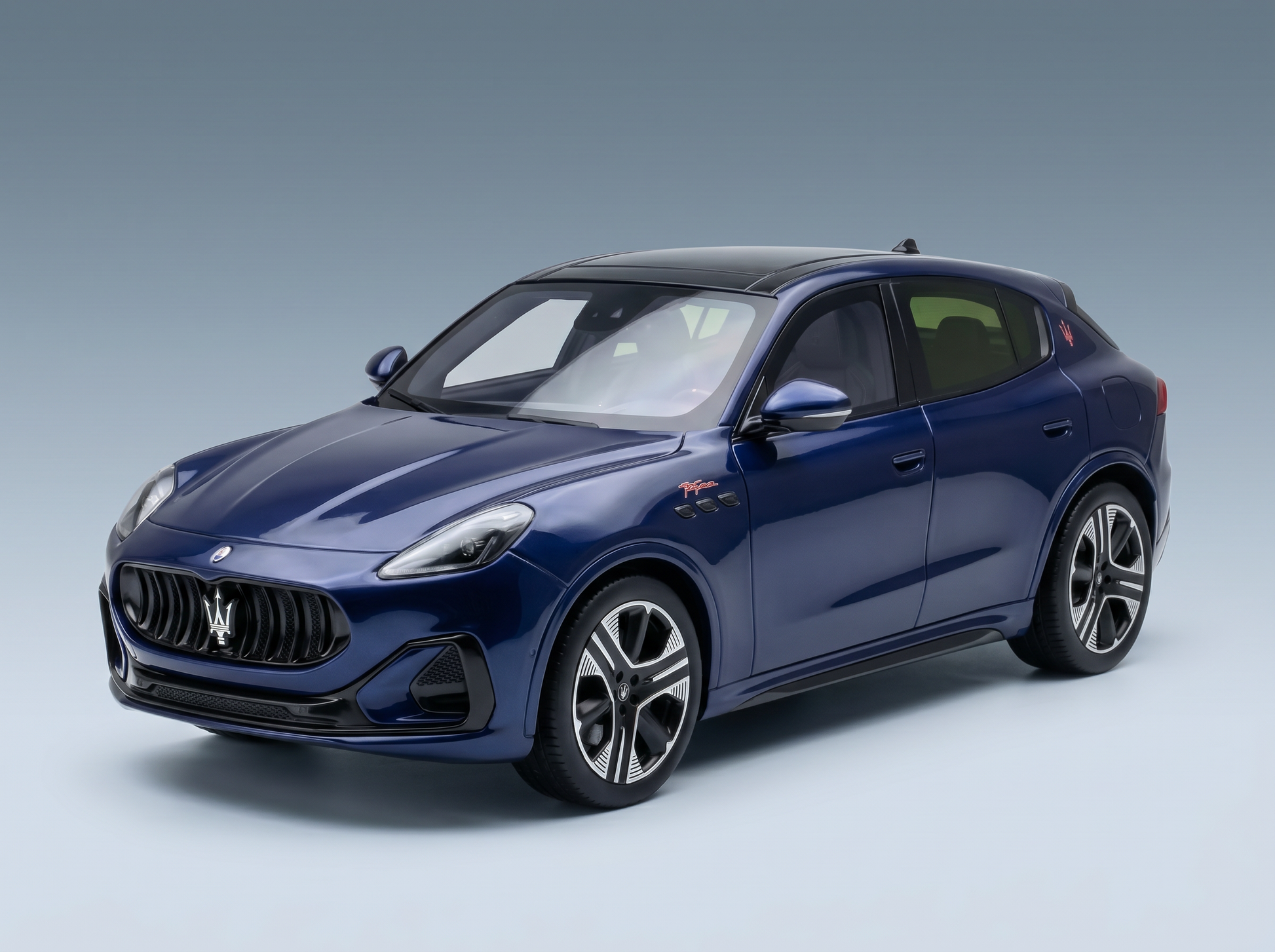 Nano_Banana_Pro_-_Foto_da_studio_di_alta_qualità_di_un_modellino_di_auto_in_scala_1:118_basato_rigorosamente_sul_Prov_24 - Vroomi