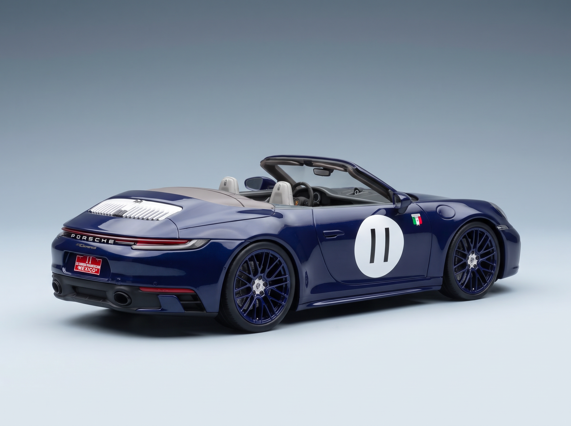 Blaues Porsche 911 Carrera GTS Cabriolet-Modellauto mit der Rennlackierung Nr. 11, Vroomi