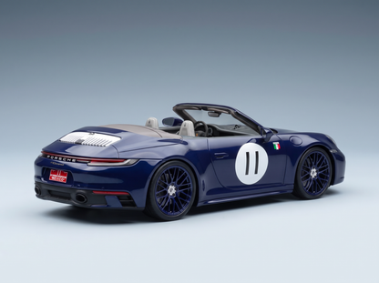 Blaues Porsche 911 Carrera GTS Cabriolet-Modellauto mit der Rennlackierung Nr. 11, Vroomi