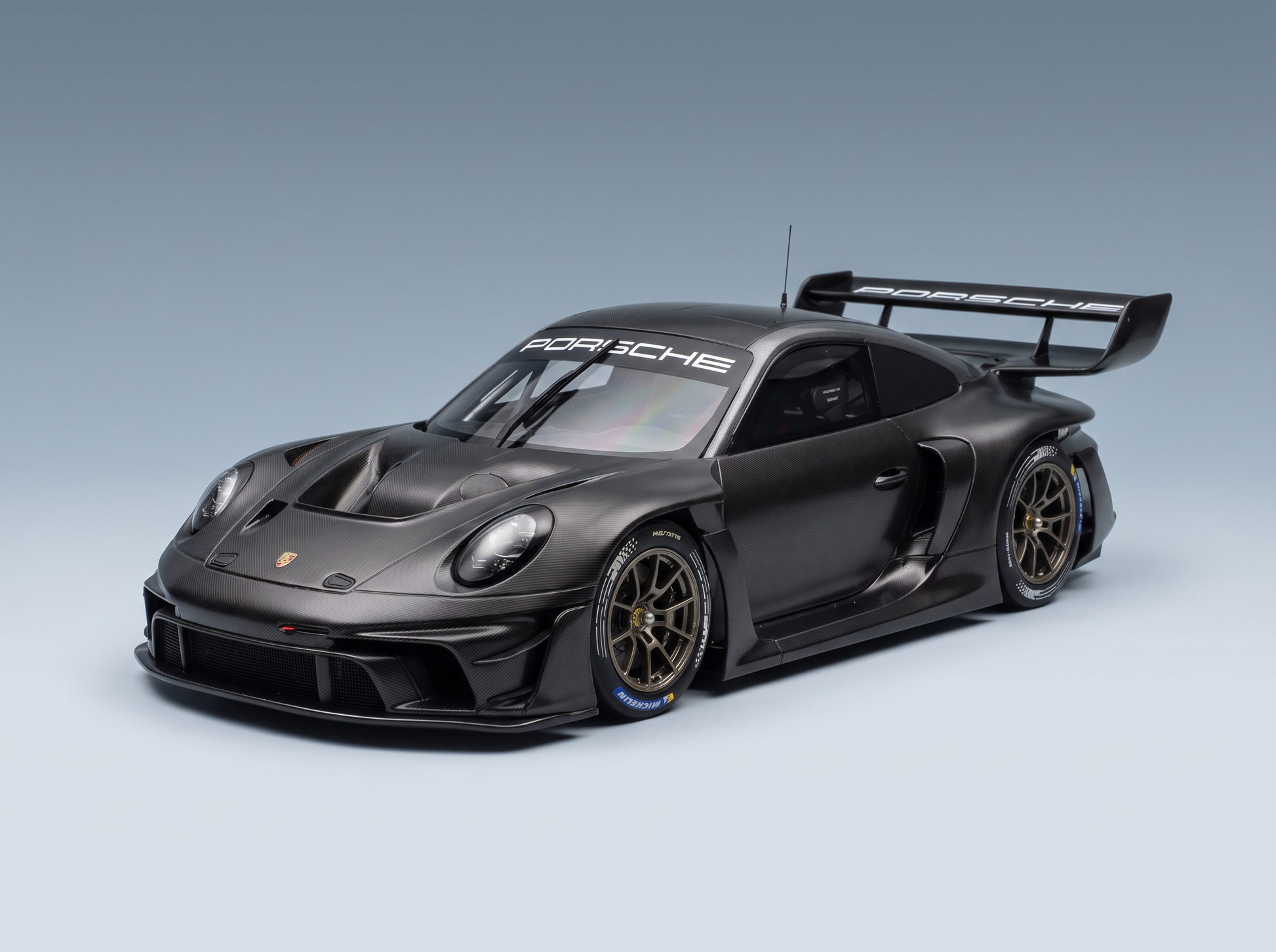 Maqueta a escala del Porsche 911 GT3 R de Vroomi, con carrocería de fibra de carbono, adhesivos de competición y neumáticos Michelin muy detallados.