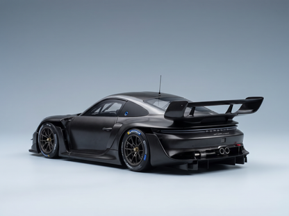 Maqueta a escala del Porsche 911 GT3 R con carrocería de fibra de carbono, neumáticos Michelin y un gran alerón trasero, presentada por Vroomi