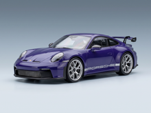 modellino o in scala della Porsche 911 GT3 RS viola di Vroomi, con un design curato nei minimi dettagli e decalcomanie sportive