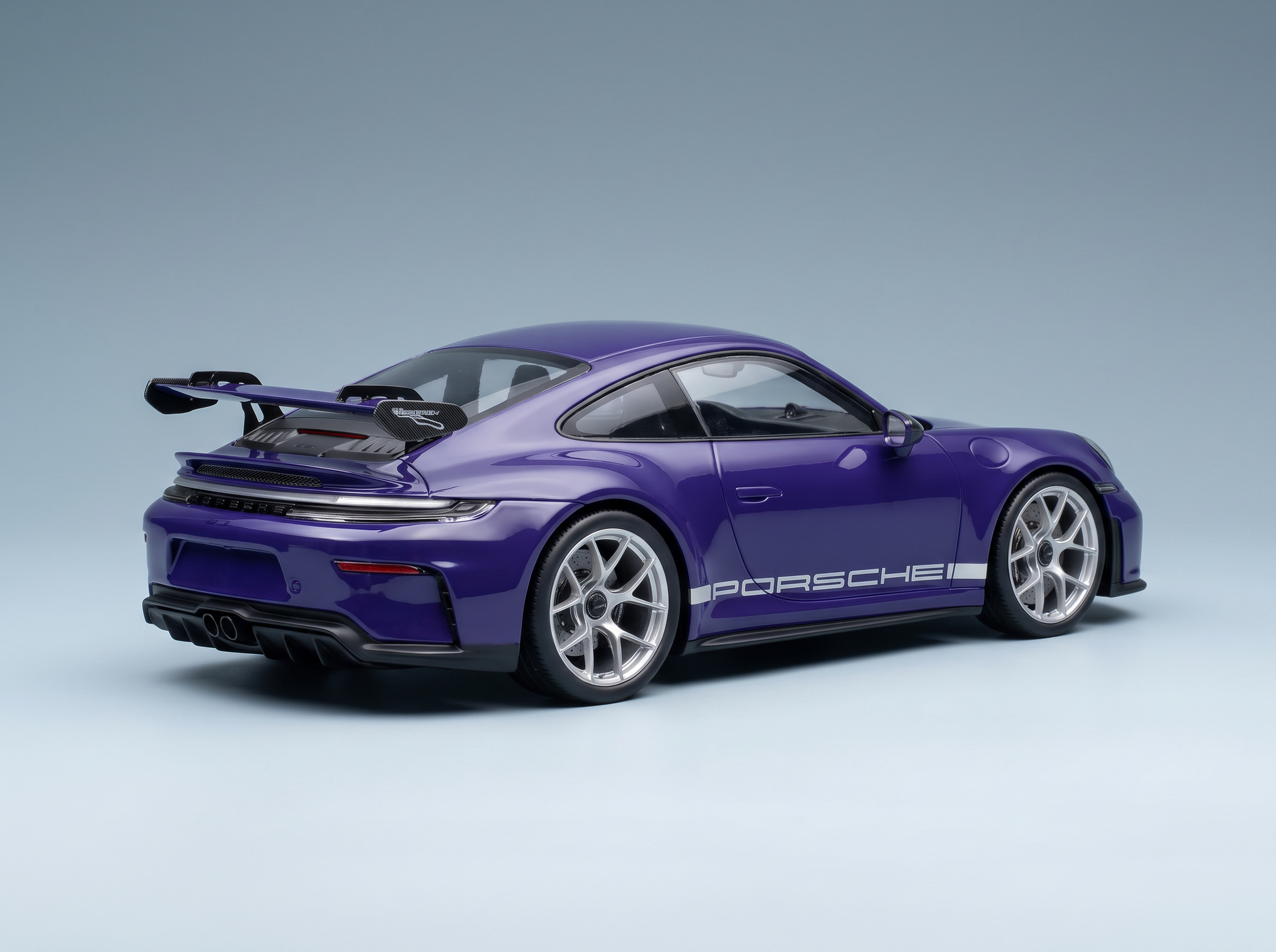 Maqueta a escala de un Porsche 911 GT3 morado de Vroomi, con alerón trasero y adhesivos laterales