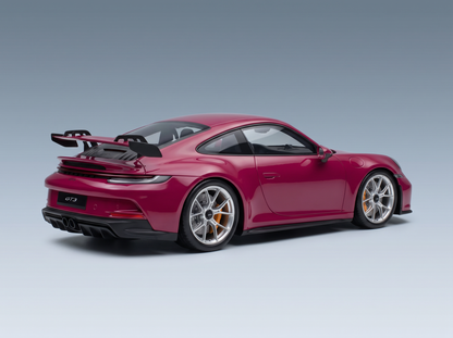 Porsche 911 GT3-Modellauto in leuchtendem Rot, mit detailgetreuem Heckflügel und Leichtmetallfelgen, präsentiert von Vroomi.
