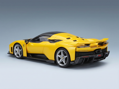ferrari-f80-2024-silver-rims-con-vetrina-with-showcase-giallo-tristrato-yellow-met-black-road-cars-548 - Vroomi