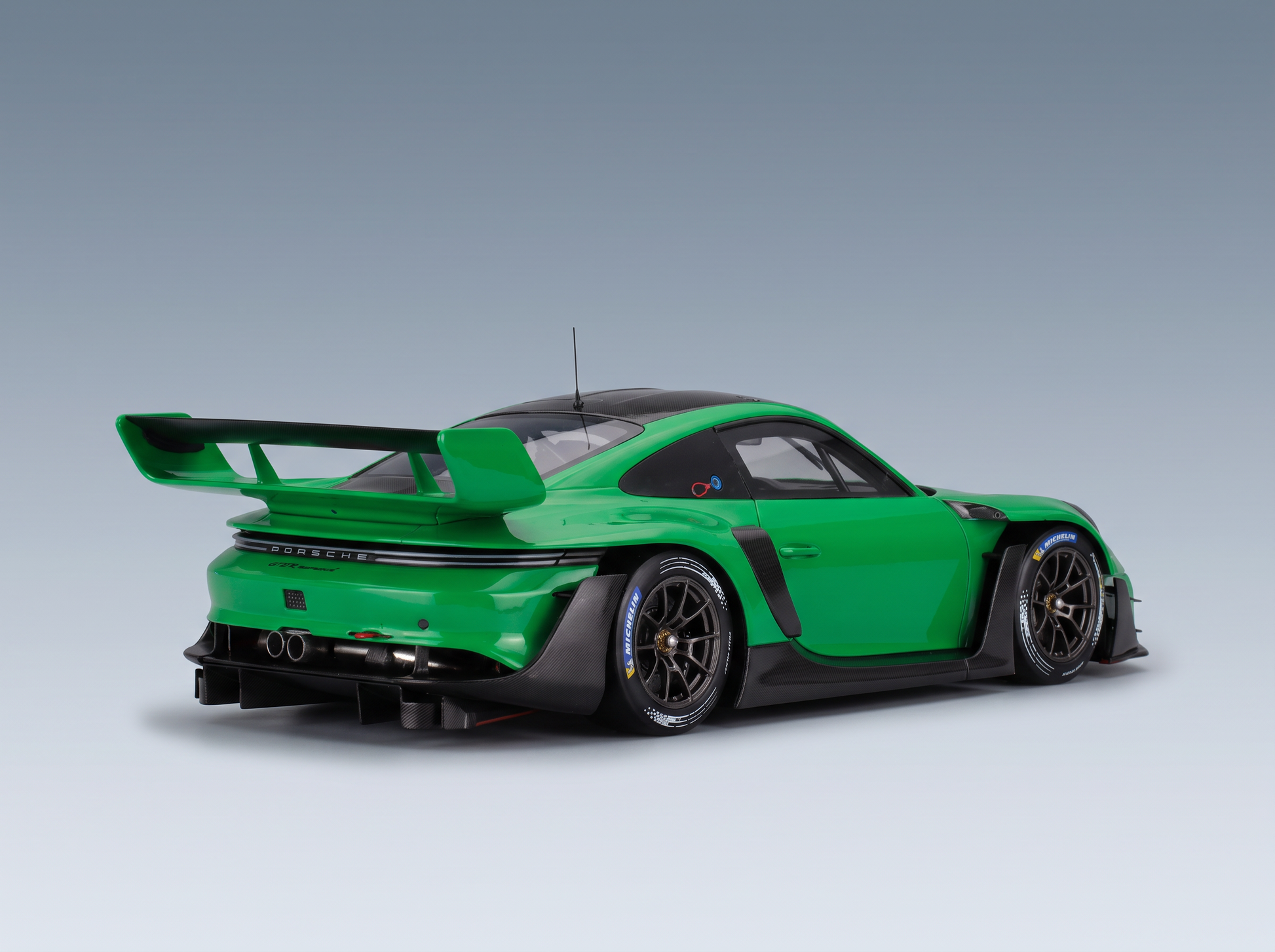 Grünes Porsche 911 GT3 R-Modellauto mit Details aus Kohlefaser, vorgestellt bei Vroomi