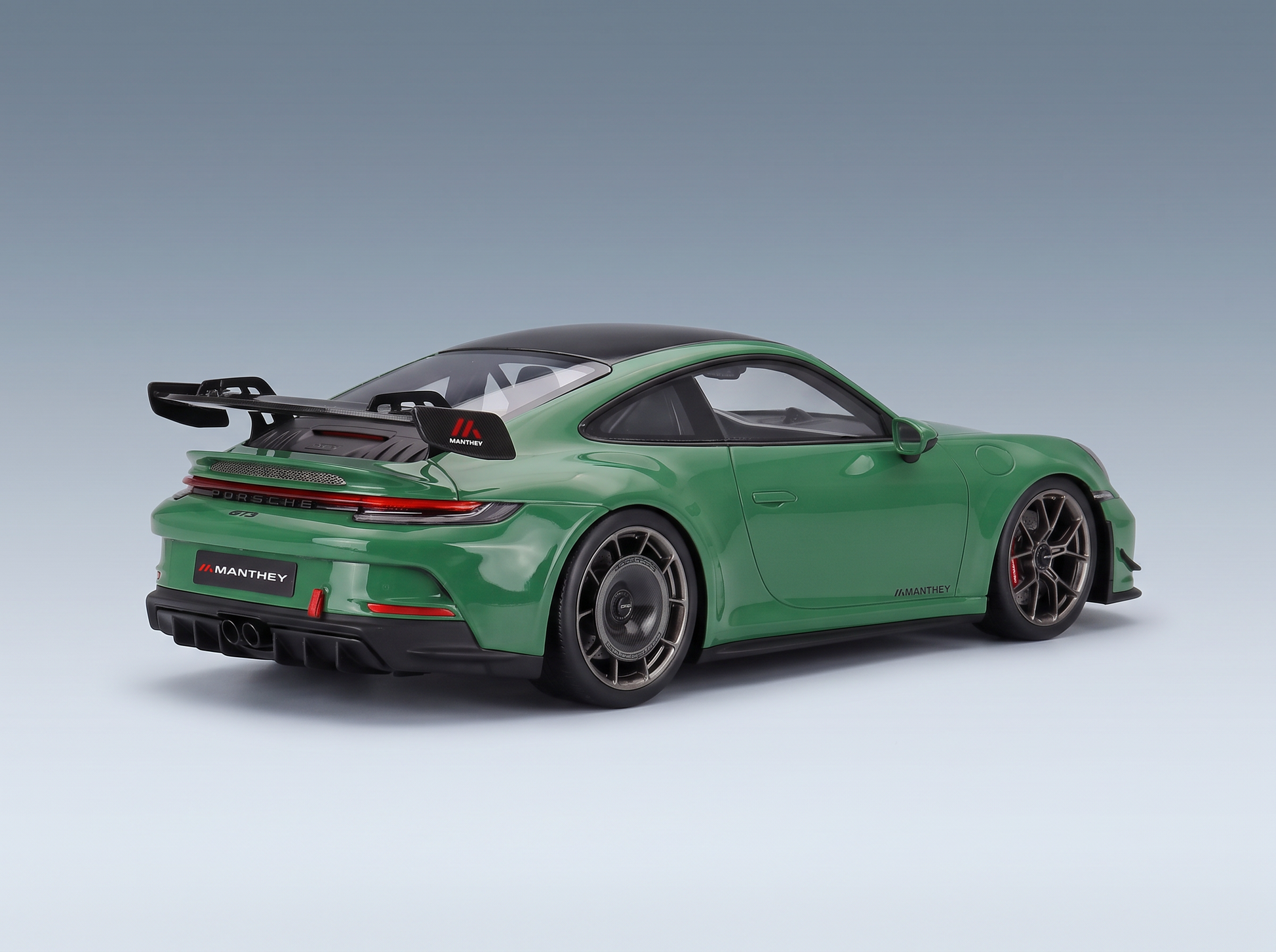 modellino o in scala della Porsche 911 GT3 Manthey verde di Vroomi, con alettone posteriore e cerchi curati nei dettagli