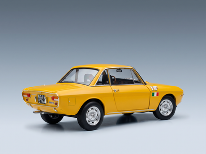 Modèle réduit de voiture jaune orné d'un autocollant représentant le drapeau italien, présenté par Vroomi à l'intention des collectionneurs