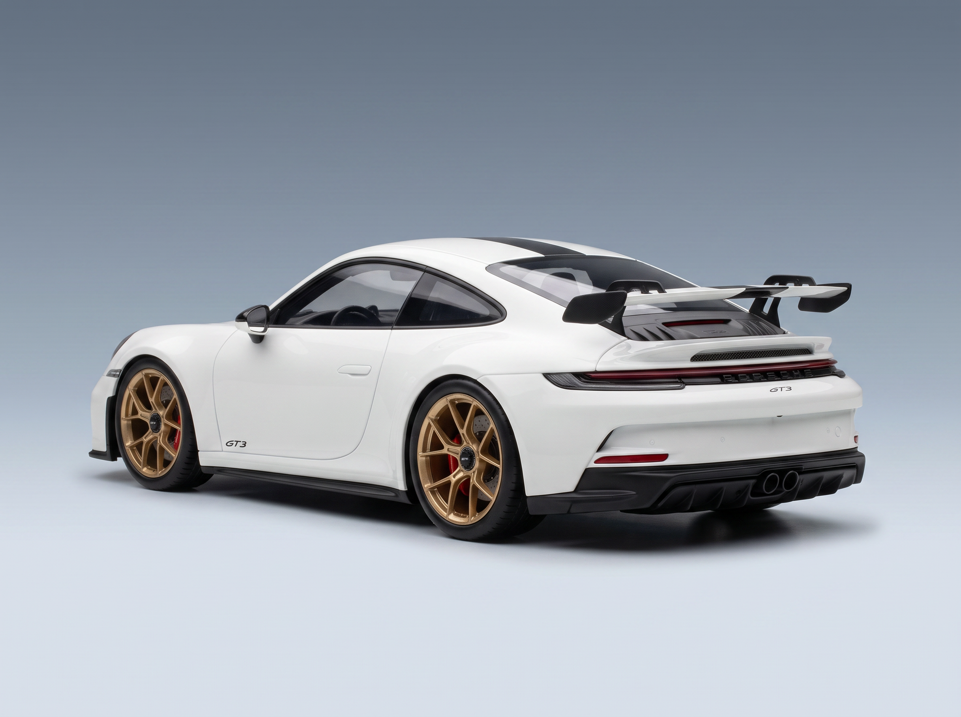 modellino o in scala di una Porsche 911 GT3 bianca con cerchi dorati, spoiler posteriore e stemmi GT3 — Vroomi