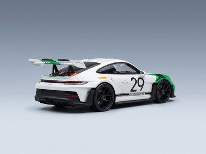 Maqueta a escala de un Porsche 911 GT3 RS en color blanco y verde con el número 29, presentada por Vroomi para coleccionistas.