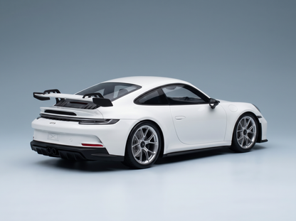 modellino o in scala di una Porsche 911 GT3 bianca con alettone posteriore, presentato da Vroomi per i collezionisti