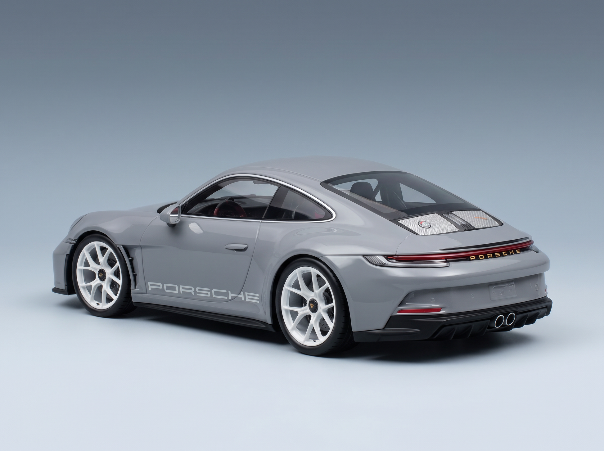 Maquette de Porsche 911 GT3 de couleur grise, avec jantes blanches et aileron arrière, disponible chez Vroomi