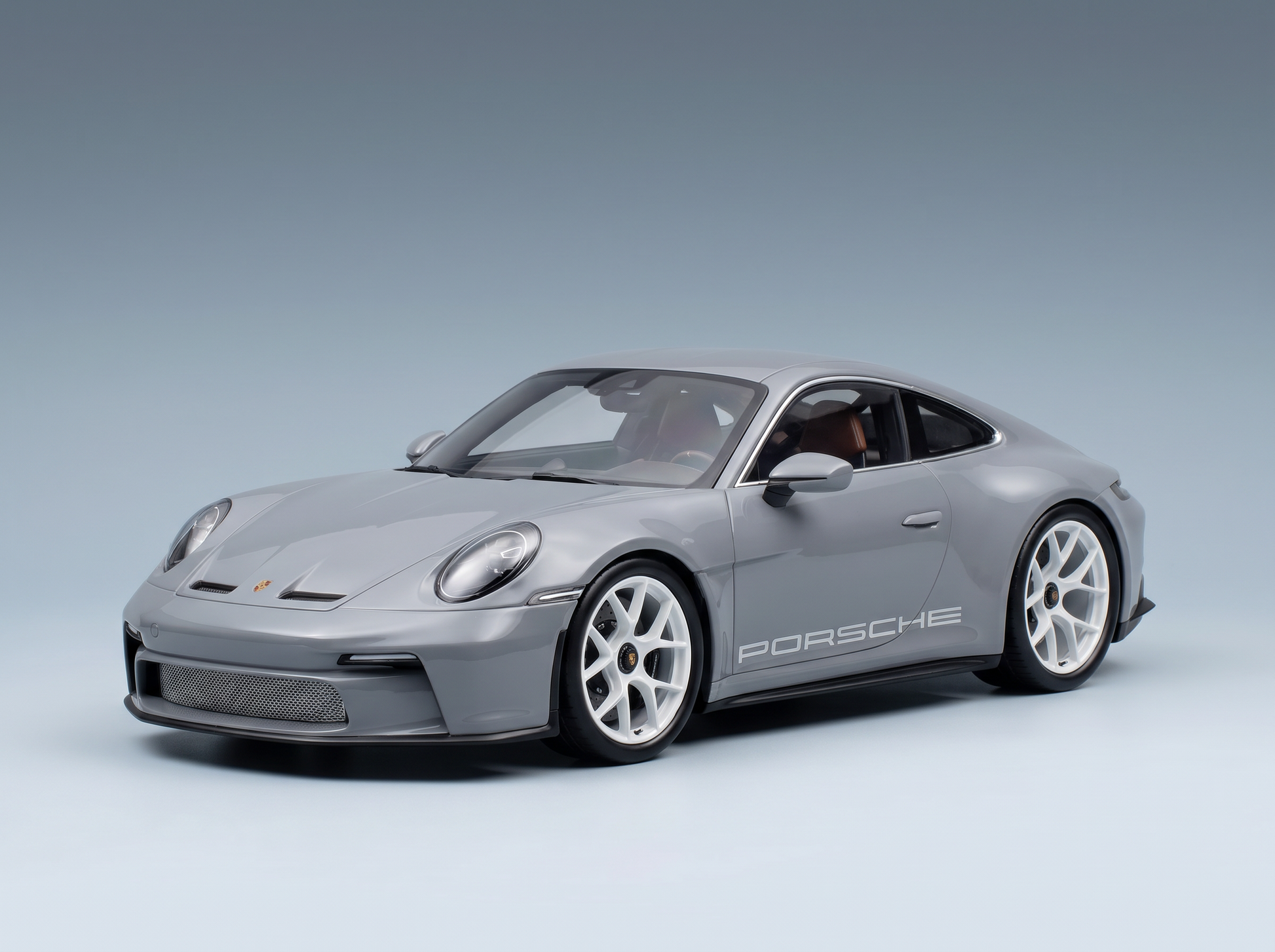 Modèle réduit de Porsche 911 argentée de la marque Vroomi, doté de jantes blanches et d'un design extérieur très détaillé.