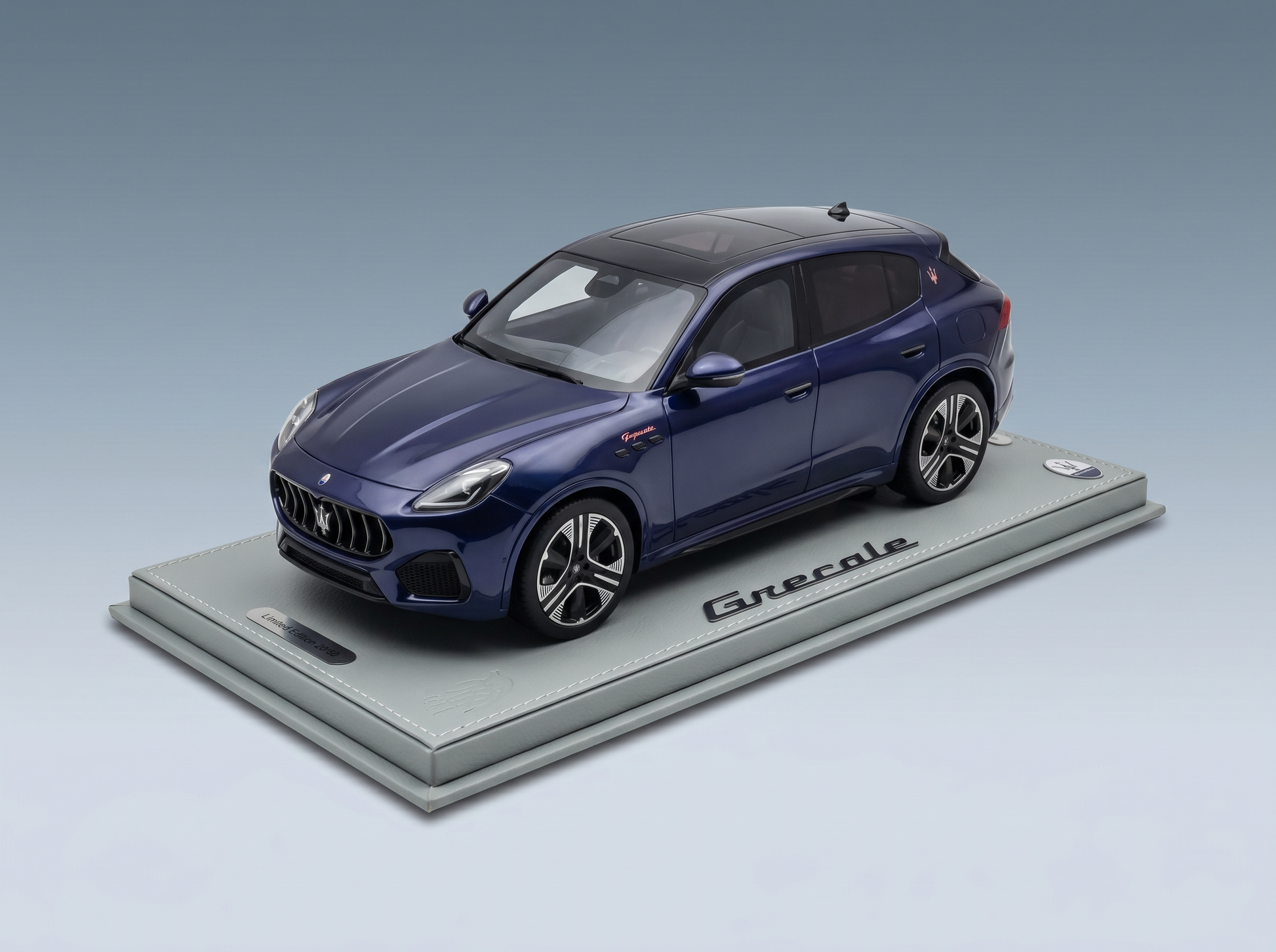 Nano_Banana_Pro_-_Foto_di_studio_di_alta_qualità_di_un_modellino_di_auto__basata_rigorosamente_sul_re_2_fornito - Vroomi