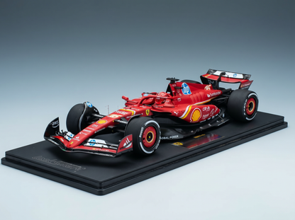 Rotes Ferrari-F1-Modellauto auf einem Ausstellungsständer, detailgetreue Lackierung, Vroomi-Kollektion