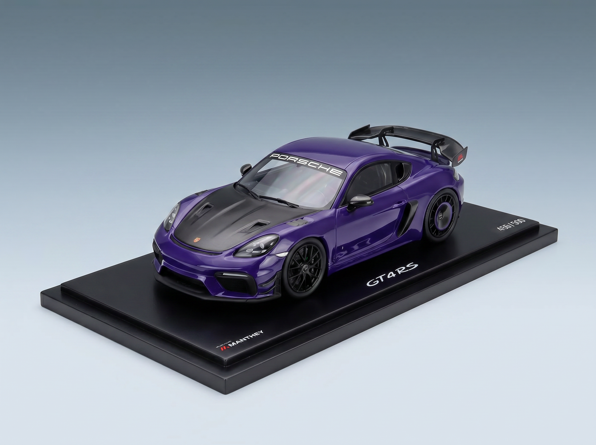 Lila Porsche GT4 RS-Modellauto von Vroomi mit schwarzen Akzenten und einem eleganten Design.