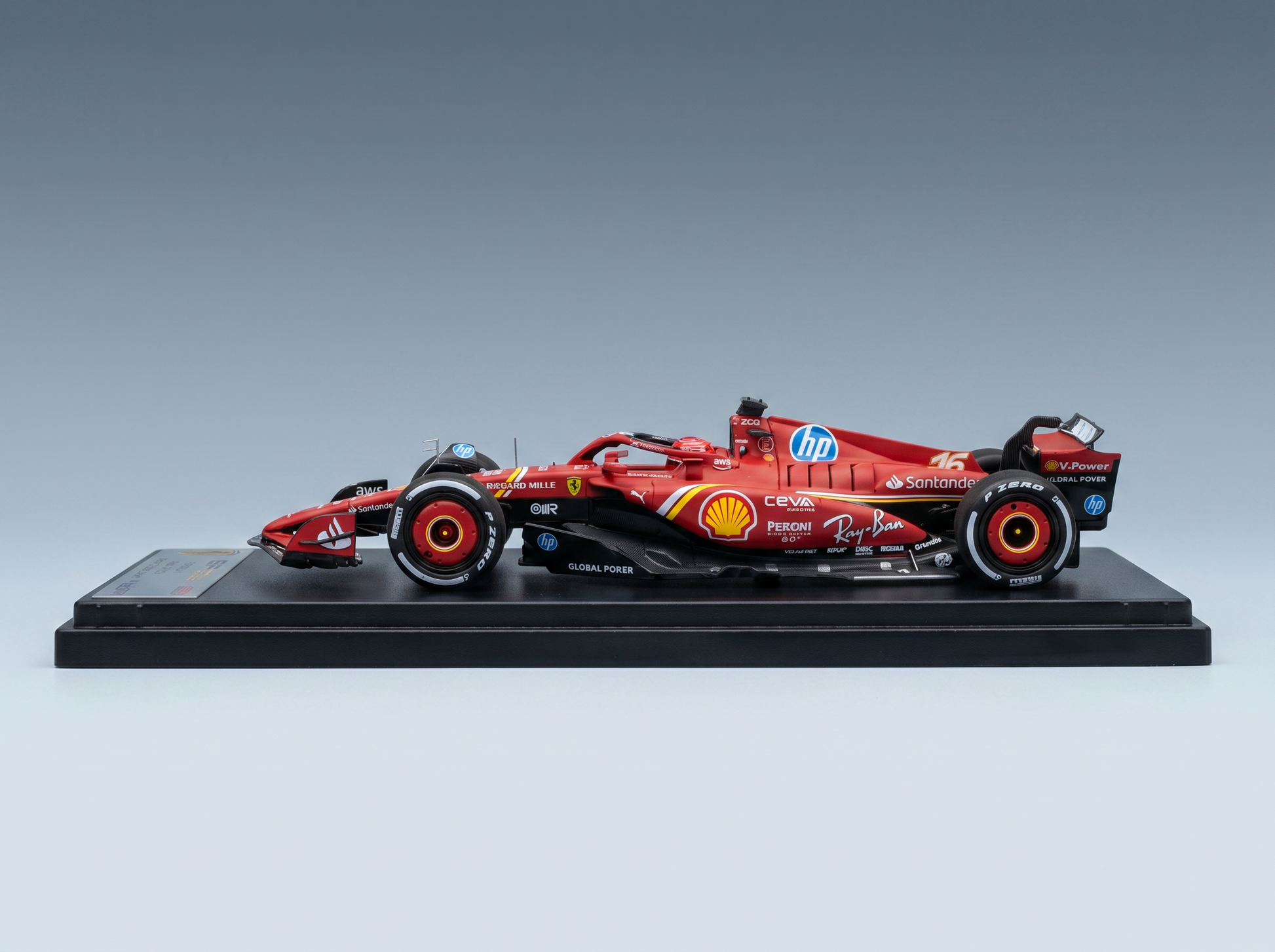 Rotes Ferrari-F1-Modellauto mit Shell-, HP- und Ray-Ban-Logos, präsentiert auf einem schwarzen Sockel — Vroomi