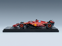 Rotes Ferrari-F1-Modellauto mit Shell-, HP- und Ray-Ban-Logos, präsentiert auf einem schwarzen Sockel — Vroomi