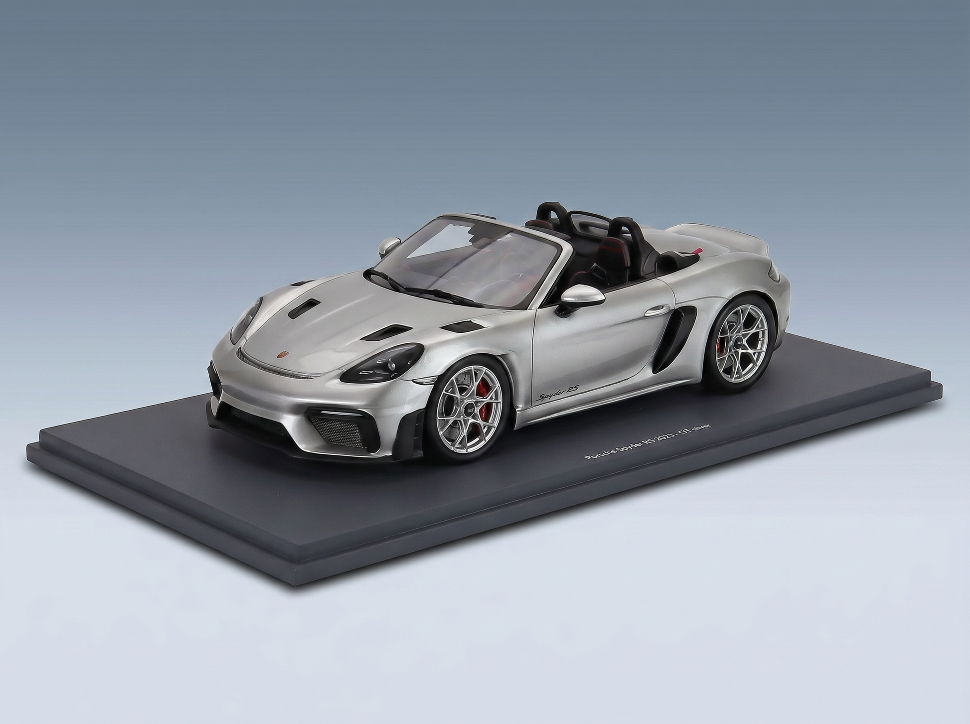 Silbernes Porsche Spyder RS-Modellauto auf einem Sockel, ideal für Sammler bei Vroomi