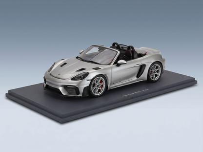 Silbernes Porsche Spyder RS-Modellauto auf einem Sockel, ideal für Sammler bei Vroomi