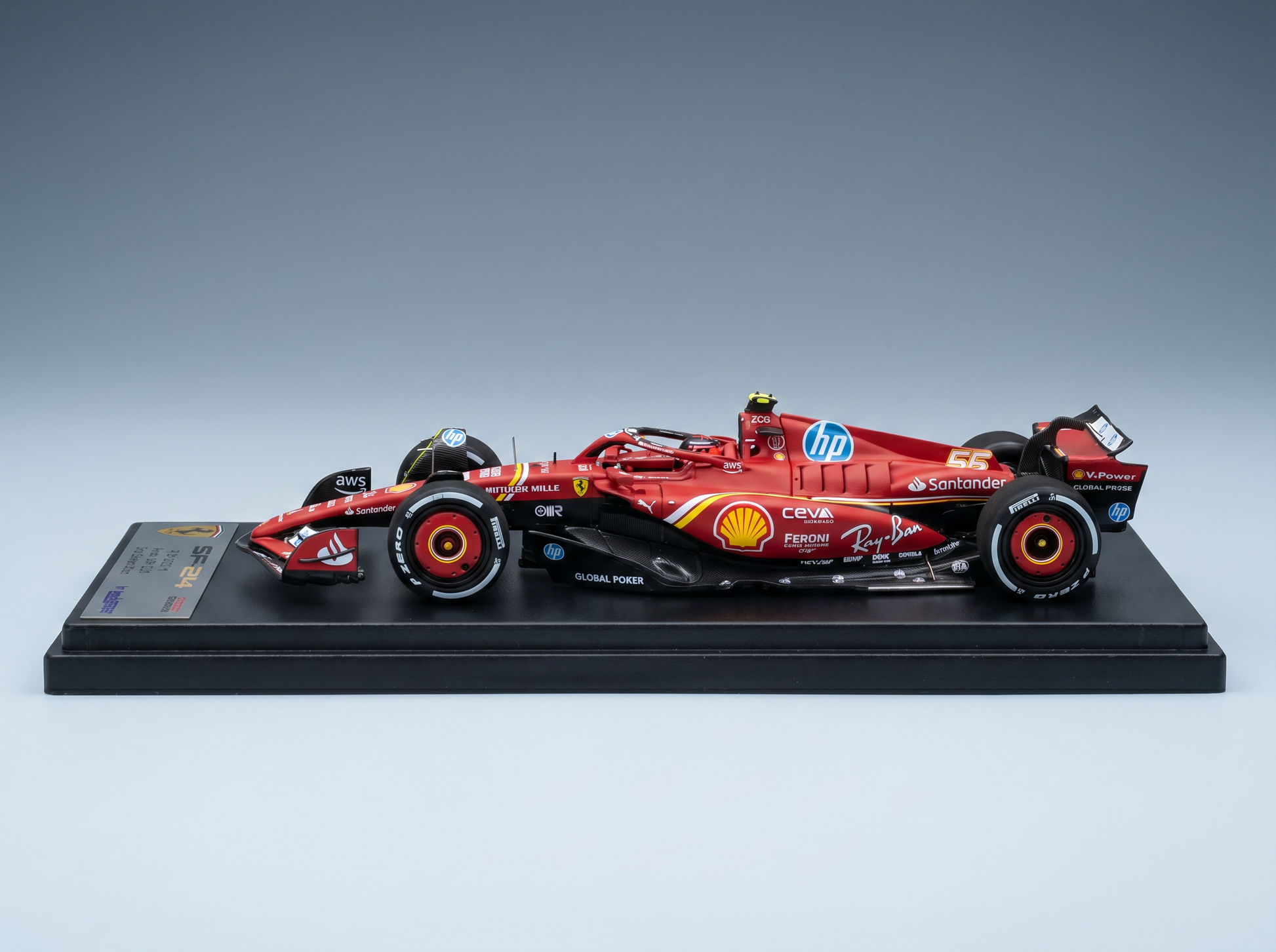 Rotes Ferrari-F1-Modellauto mit Sponsorenlogos, präsentiert auf einem schwarzen Sockel bei Vroomi