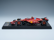Rotes Ferrari-F1-Modellauto mit Sponsorenlogos, präsentiert auf einem schwarzen Sockel bei Vroomi