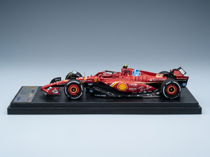 Rotes Ferrari-F1-Modellauto mit Sponsorenlogos, präsentiert auf einem schwarzen Sockel bei Vroomi