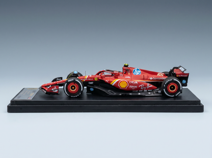 Rotes Ferrari-F1-Modellauto mit Shell-, HP- und Ray-Ban-Logos, präsentiert auf einem schwarzen Sockel — Vroomi
